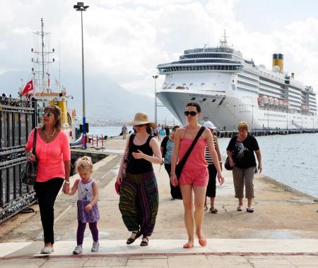 Turist denizden geliyor