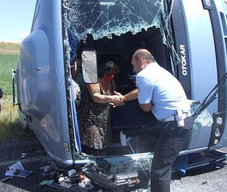 Turist otobüsü devrildi: 2’si ağır, 29 yaralı
