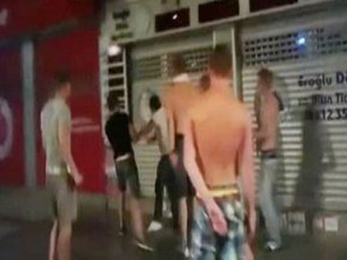 Hollandalı turistler Türk genci dövdü...