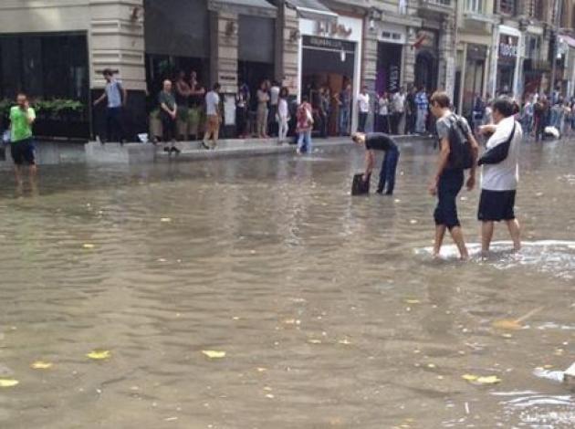 Turistler geçitte mahsur kaldı