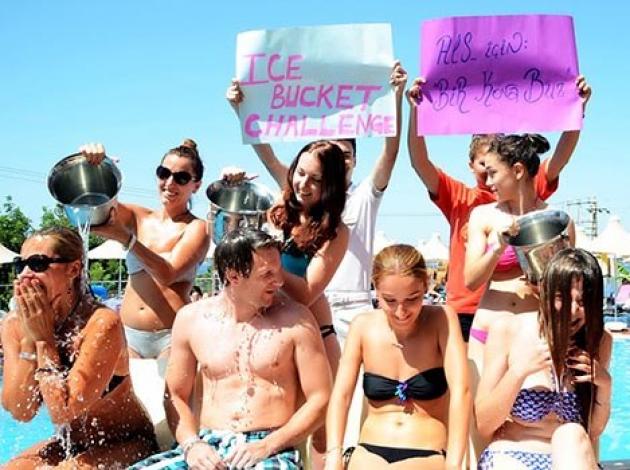 Turistlerden havuz başında Ice Bucket etkinliği