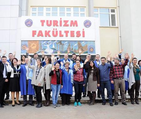 Turizm mezunları imza kampanyası düzenledi