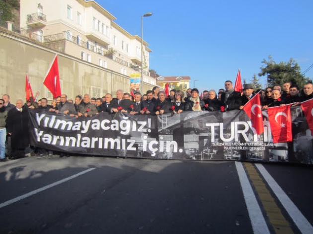 Turizmcilerden Reina'ya 'Teröre tepki' yürüyüşü