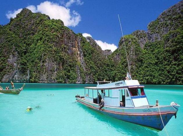 Türk turistleri taşıyan tekne battı