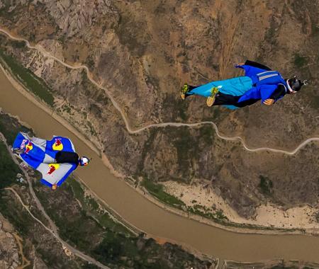 Türkiye’nin ilk ikili wingsuit atlayışı büyülüyor