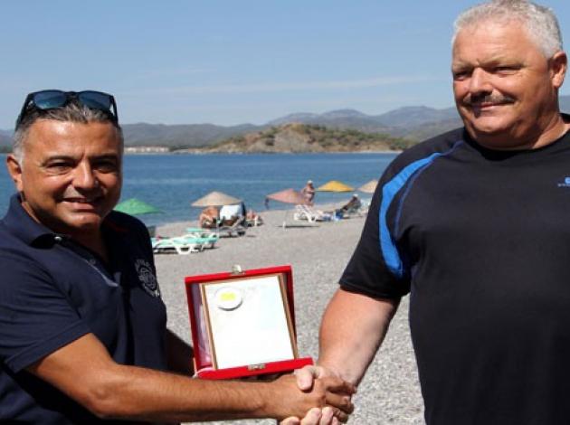 Türkiye'ye 87 kez gelen Alman turiste plaket