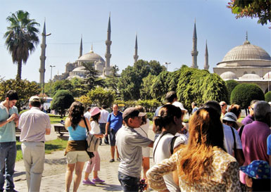 Turist harcaması ve geceleme yerinde sayıyor...