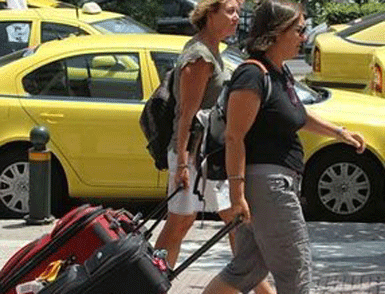 Taksicilerin eylemi, turistleri sefil etti...