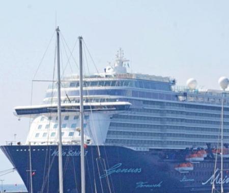 Yüzen oteller 200 bin turist taşıdı